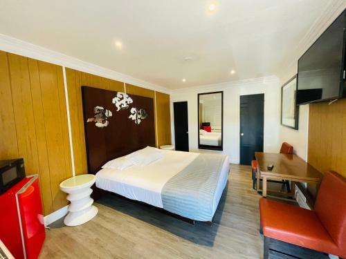Hotel Casa Blanca Inn & Suites