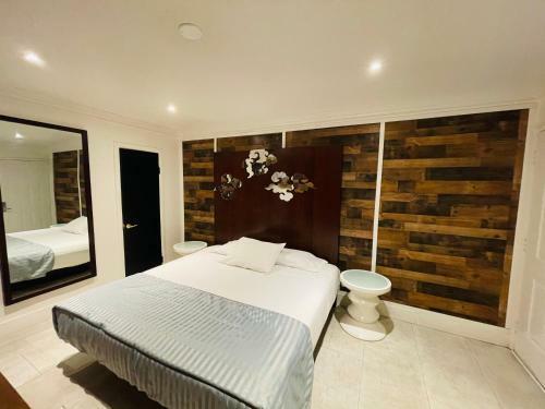 Hotel Casa Blanca Inn & Suites