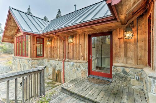 Eclectic Shasta Cascade Getaway On 15-acre Ranch!