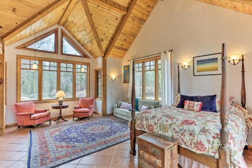 Eclectic Shasta Cascade Getaway On 15-acre Ranch!