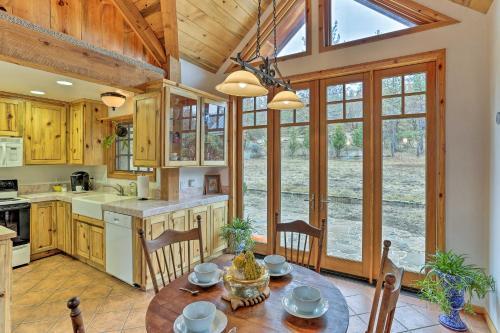 Eclectic Shasta Cascade Getaway On 15-acre Ranch!