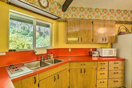 Woodsy Willow Creek Getaway With Pool And Deck!