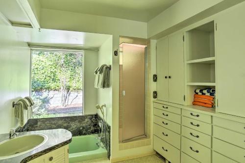 Woodsy Willow Creek Getaway With Pool And Deck!