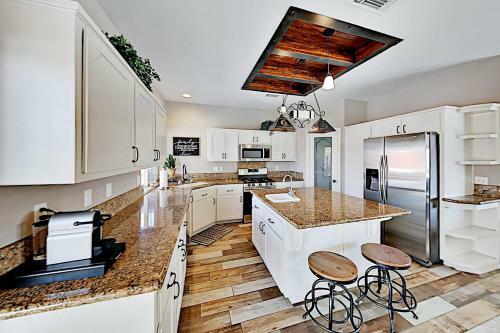 Luxe Desert Basecamp - Private Pool & Hot Tub Home