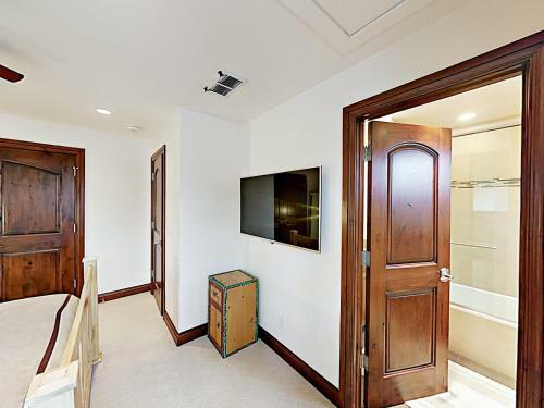 Mountain Gem Across From Slopes With Pool & Hot Tubs Townhouse