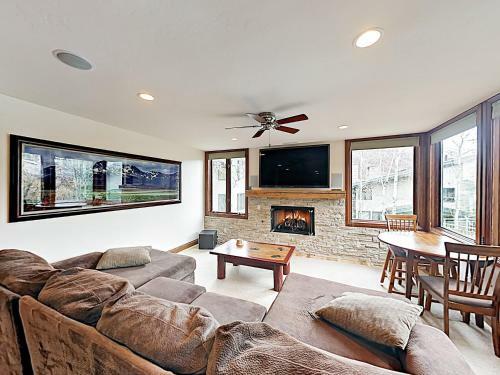 Mountain Gem Across From Slopes With Pool & Hot Tubs Townhouse