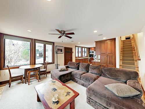 Mountain Gem Across From Slopes With Pool & Hot Tubs Townhouse