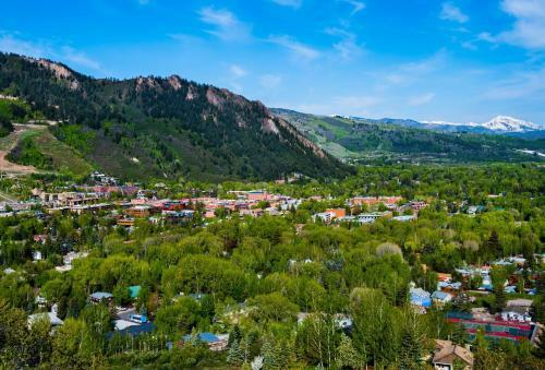 Mountain Gem Across From Slopes With Pool & Hot Tubs Townhouse