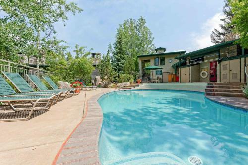 Mountain Gem Across From Slopes With Pool & Hot Tubs Townhouse