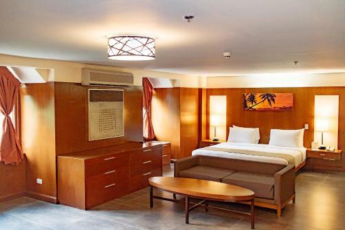 Hotel Crown Regency Beach Resort