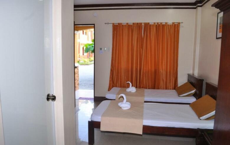 Hotel Slam's Garden Resort