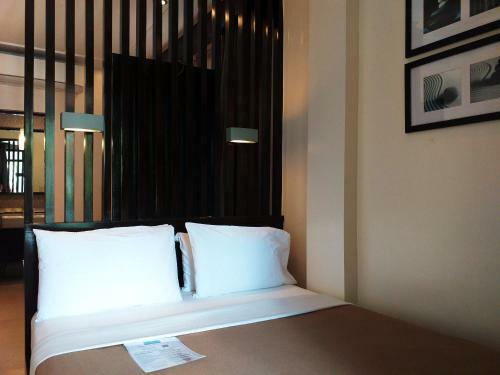 One Crescent Place Hotel