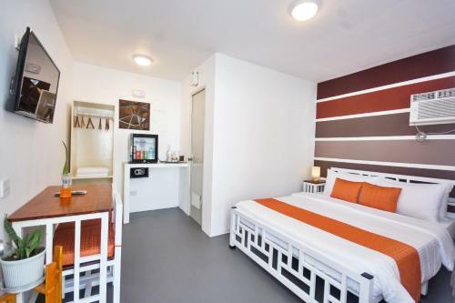 Hostal 8 Colors Beach House Resort