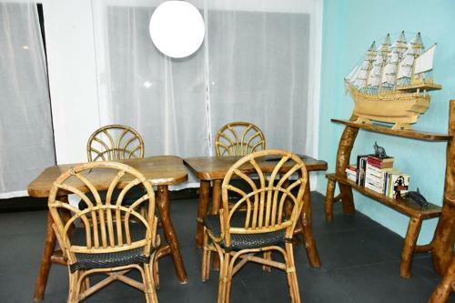 Hostal 8 Colors Beach House Resort