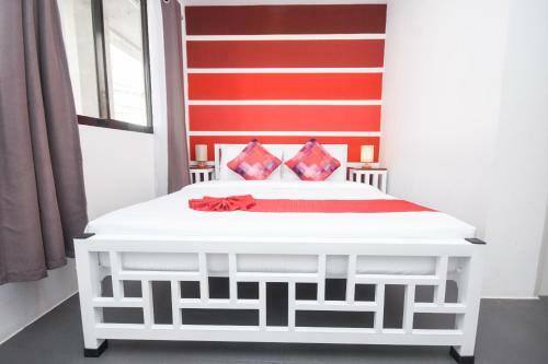 Hostal 8 Colors Beach House Resort