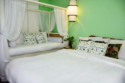 Hostal 8 Colors Beach House Resort