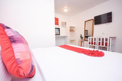 Hostal 8 Colors Beach House Resort