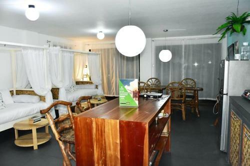 Hostal 8 Colors Beach House Resort