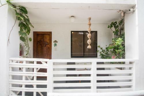 Hostal 8 Colors Beach House Resort