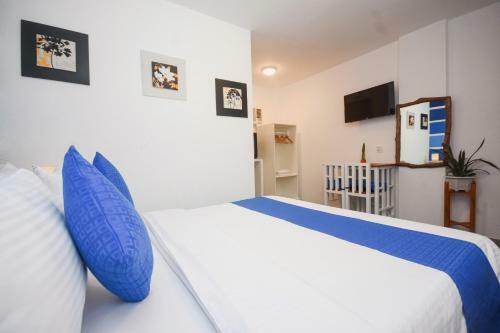 Hostal 8 Colors Beach House Resort
