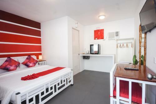Hostal 8 Colors Beach House Resort