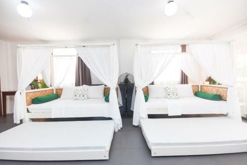 Hostal 8 Colors Beach House Resort