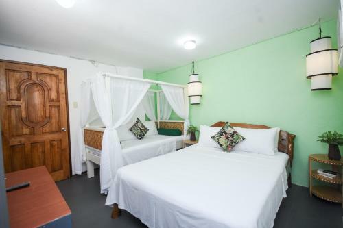 Hostal 8 Colors Beach House Resort