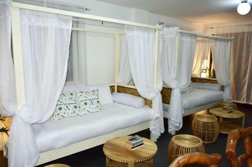 Hostal 8 Colors Beach House Resort