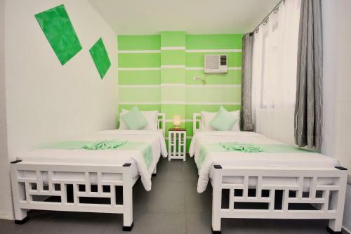 Hostal 8 Colors Beach House Resort