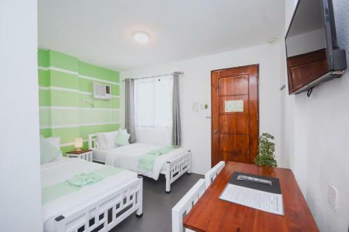 Hostal 8 Colors Beach House Resort