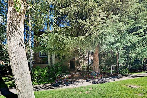 Apartamento Upscale West End Hideaway - Walk To Downtown Condo