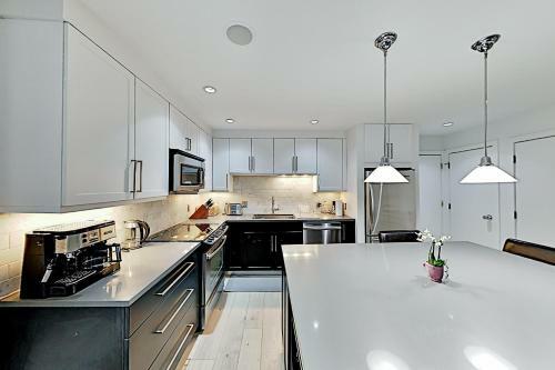 Apartamento Upscale West End Hideaway - Walk To Downtown Condo