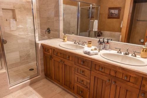 Apartamento 3bd + Loft With Ski In/out Access And Panoramic Views! Condo