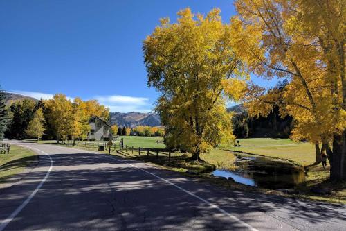 Upscale House On Eaglevail Golf Course With Hot Tub!