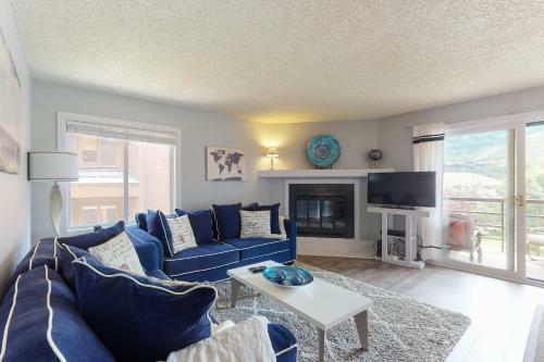 Chic Mountain Views Condo