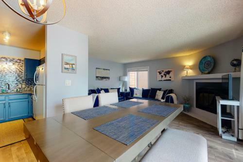 Chic Mountain Views Condo