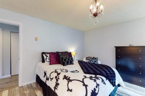 Chic Mountain Views Condo