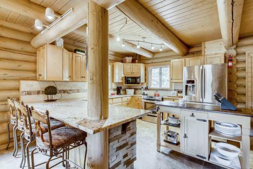New Listing! Charming Log Home With Private Hot Tub Home