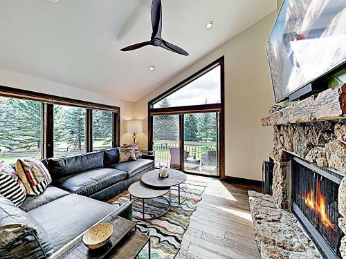Apartamento New Listing! Modern Mountain Ski Condo With Balcony Condo