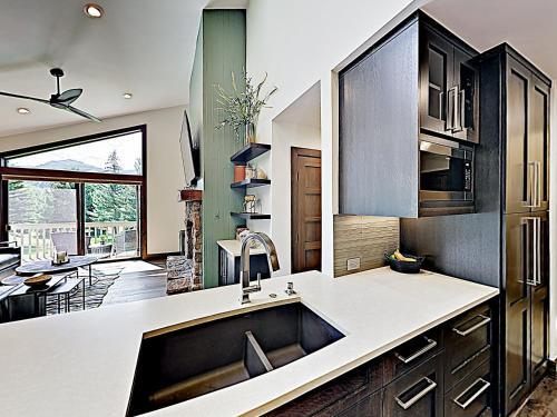 Apartamento New Listing! Modern Mountain Ski Condo With Balcony Condo