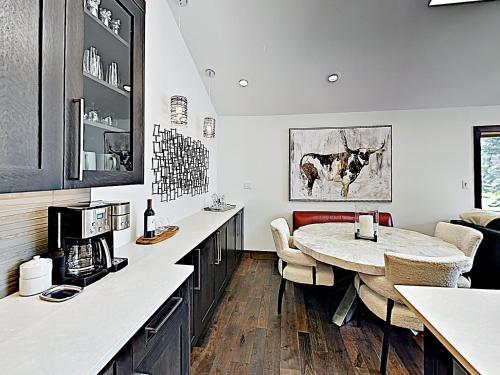 Apartamento New Listing! Modern Mountain Ski Condo With Balcony Condo