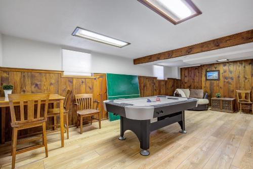 Large Family Home With Peaceful Deck And Backyard!