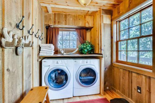 Moose Hut Cabin Dog Friendly Shared Hot Tub