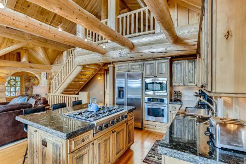 New Listing! Idyllic Mountain-view Home Home