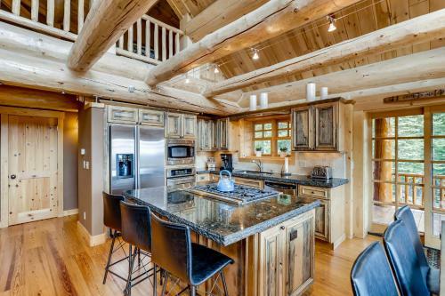 New Listing! Idyllic Mountain-view Home Home