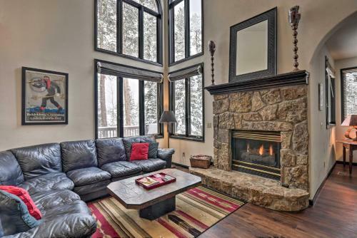 Idyllic Forested Breck Home Hot Tub And Ski Shuttle