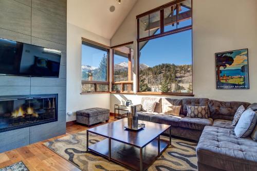 Stunning Mountain Home! Downtown!