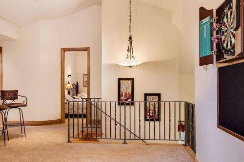 Lazy Fox Lodge In National Forest