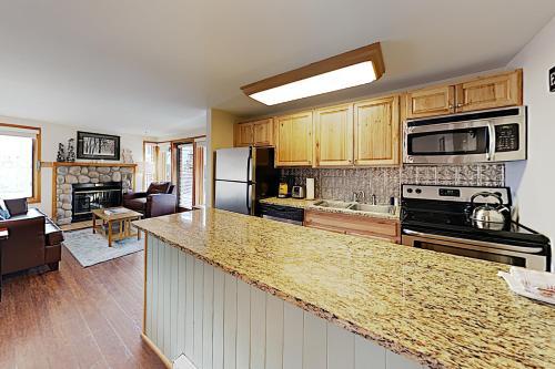 Apartamento New Listing! Ski-in Ski-out Corner Unit