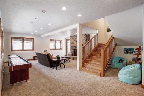 Breckenridge Riverfront Home Sleeps 22 Hot Tub